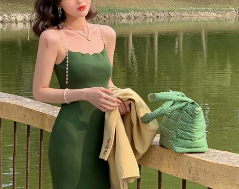 港风复古2021年夏季新款方领珍珠吊带裙性感紧身… 感兴趣的...