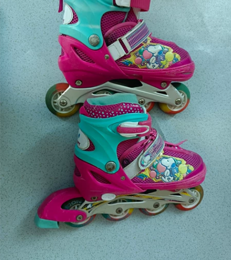 女孩轮滑鞋35－38可调节， 感兴趣的话点...