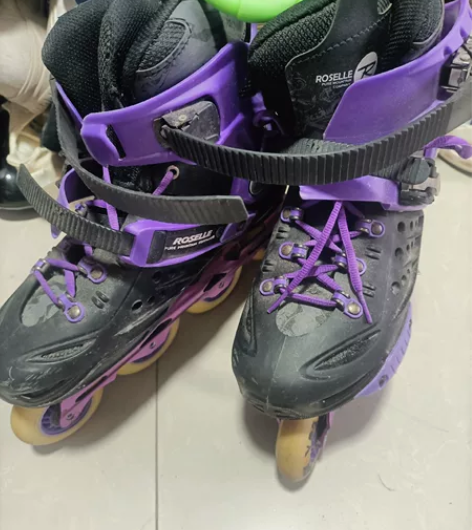 男女通用的，旱冰鞋，41码的，九成新，低价...