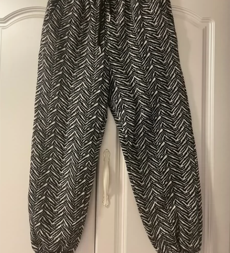 实体店购入 小脚裤M码 不加绒,但有一定厚...