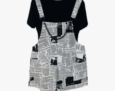 实体店购入英文报纸印花背带裤 链条是连在背...