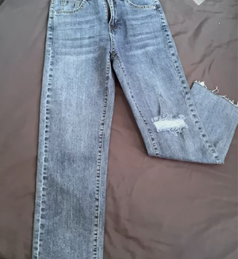 全新直筒破洞牛仔裤 买来一直没穿 结果吃胖...
