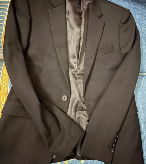 男士西装。逛街购入。不是耐克，阿迪达斯三叶...