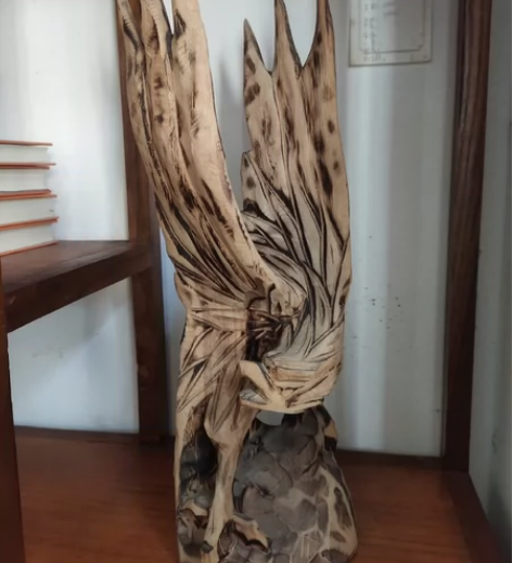 木雕老鹰艺术品，栩栩如生！ 感兴趣的话点“...