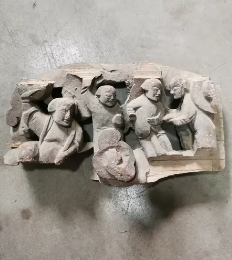 清代木雕人物残件，长30宽18厘米。 标价...