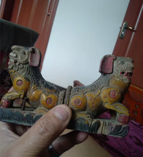 乡下收来一对木雕小狮子，状态不错，适合把玩...