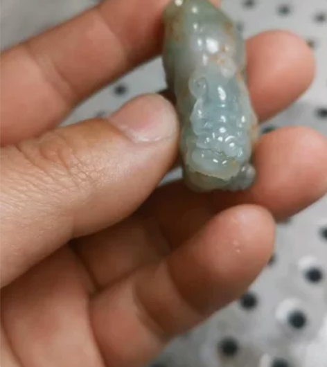 翡翠玉雕  纯手工 貔貅 有一点儿浅纹裂，...