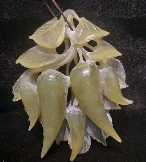 玉雕挂件 材质岫岩玉，镂空雕刻，图案精美，...