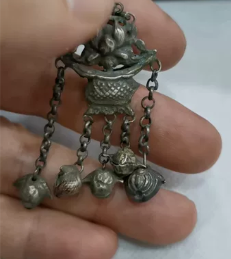 清代老银花篮挂饰，品相如图，长58毫米，宽...