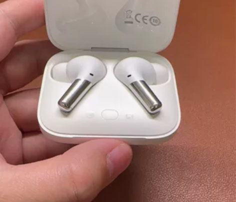 一加buds pro 成色如图，正常使用痕...