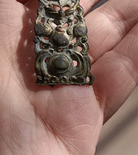 清代鎏金镂空雕配饰，精美的雕工更体现古代匠...