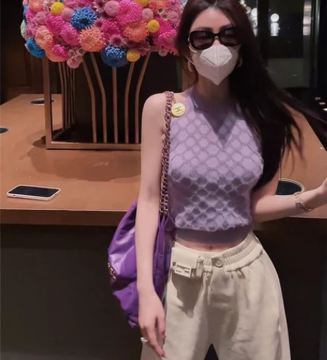 余潇潇【甜辣狙击】修身挖肩圆领螺纹收口打底...