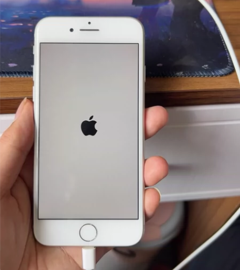 出手闲置不用的iPhone8， 64g完好...