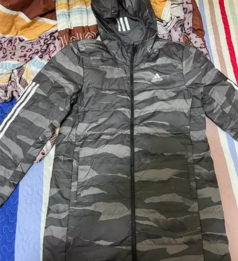 阿迪达斯长款羽绒，购于实体店，为了去旅游买...