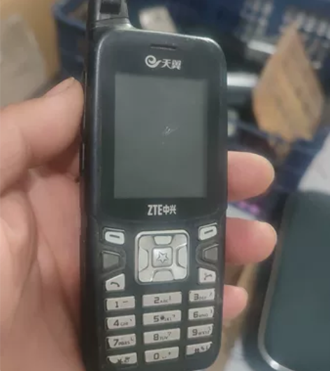 中兴手机g660，测试能开机品相如图，包邮...