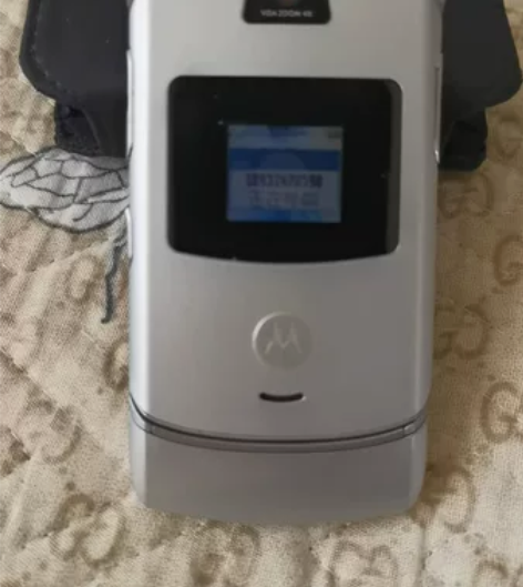 摩托罗拉V3经典怀旧手机，成色不错图片实物...