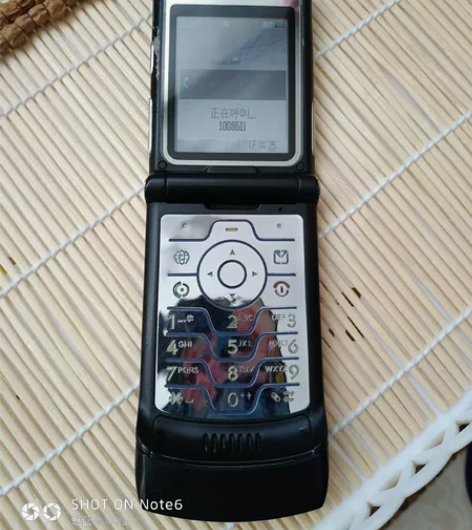 摩托罗拉V3移动能打能接，闲置便宜出。 标...