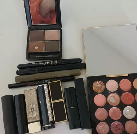 都不用了。放水眼线液，口红颜色多。眼影牌子...