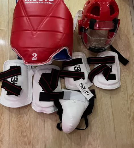 男孩男款跆拳道护具六件套?头盔，就用过一次...