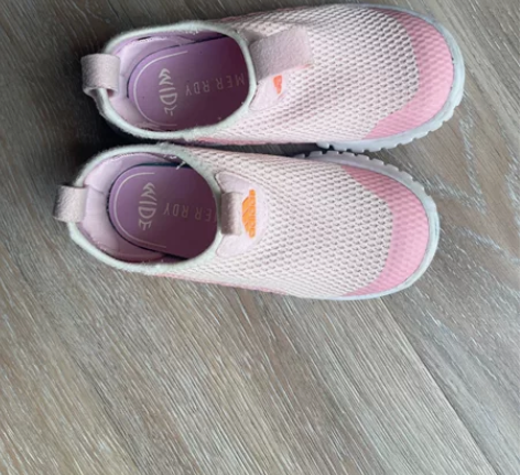 儿童鞋，阿迪，26半码，不退不换 感兴趣的...