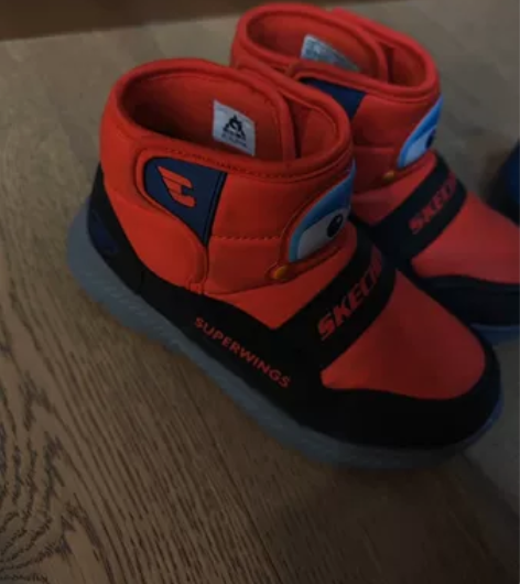 斯凯奇红的26 阿迪蓝色27 阿迪白色27...