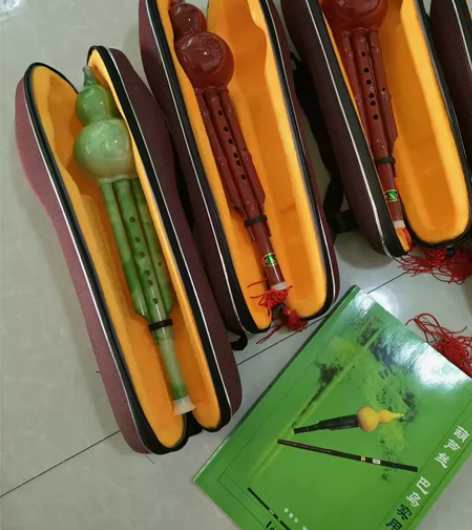 琴行处理全新葫芦丝一把降B调两把C调教程，...