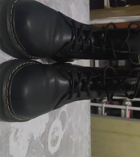 骆驼女鞋冬季新款短靴。穿着效果如模特图所示...