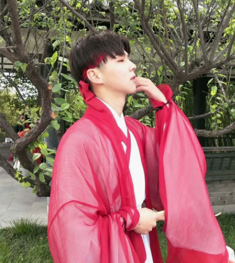 目前只穿了一次，已出片 可小刀，空间不大，...