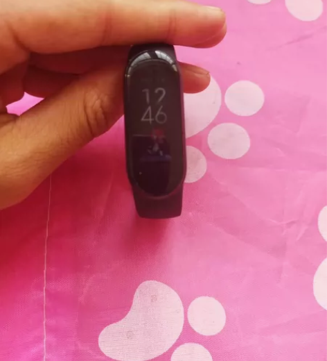 小米手环6，闲置很久了屏幕无划痕，其他都很...