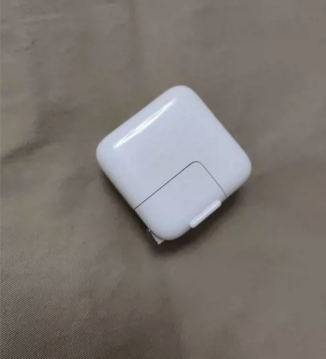 苹果原装10W充电器 感兴趣的话点“我想要...