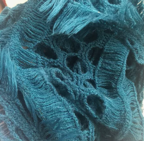 围巾墨绿色 感兴趣的话给我留言吧！￥12