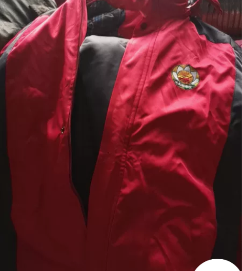 中和镇校服棉服155一套，缺两个按扣，拉锁...