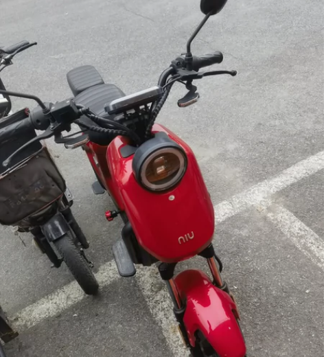 小牛电动车UQI+红色，九成新，满电50多...