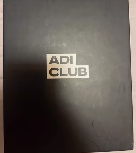 阿迪金尊会员年度礼包，包含一个钥匙扣，一个...