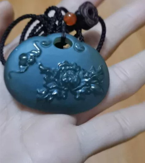 和田玉吊坠，锁牌，牡丹锁牌 湖水绿的牌子，...