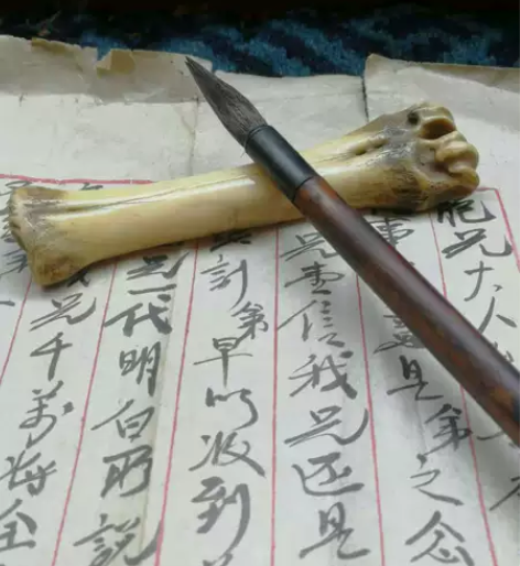 笔架 骨质 应该是羊腿骨做的笔架,上百年的...