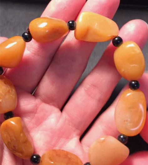 精品田黄手链。每一个都是精挑细选的，颗颗饱...