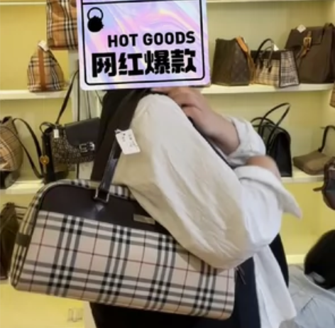 ?BURBERRY/博柏利格纹保龄球腋下单...