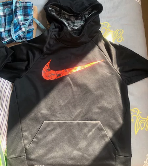 NIKE 男童卫衣美国带回，全新，适合15...