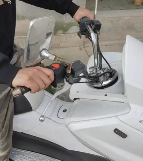 三友控股集团银友摩托车带证，可以过户，手续...