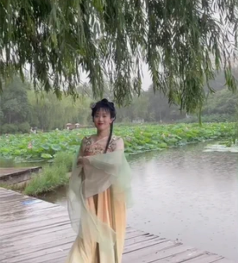 ?十三余小豆蔻儿[蔡文姬花朝如约-王者荣耀...