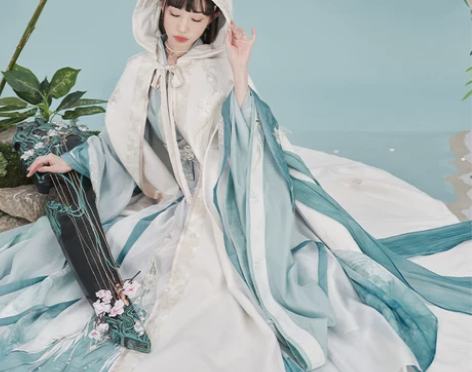 十三余小豆蔻儿[琴君]秋季女士外套刺绣兜帽...