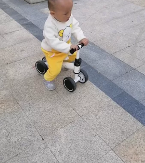 宝宝儿童平衡车1-2岁无脚踏溜溜车滑步车婴...