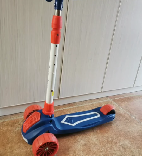 全新滑板车。儿童滑板车带座椅可座可滑1-2...