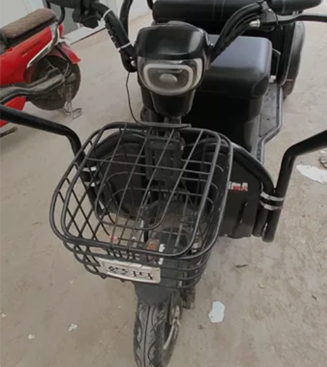 自家用爱玛休闲三轮车，现在用不到了带顶棚边...