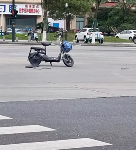 自己妹妹的电动车，昨天骑行撞了前面车篮子，...