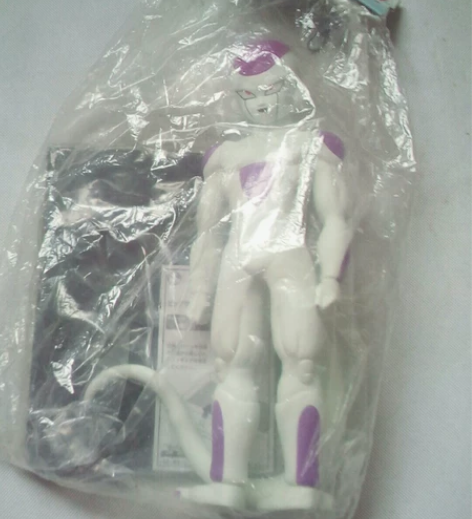 龙珠弗利萨大胶 脚丫有一个黑点，其他没有看...