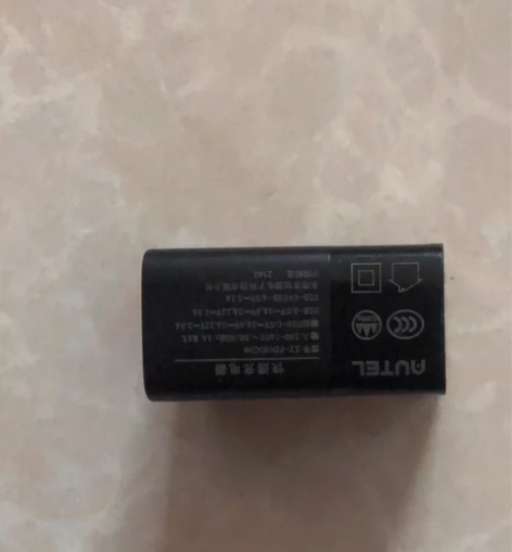 因飞机坏了，低价出售充电头，充电头功能正常...