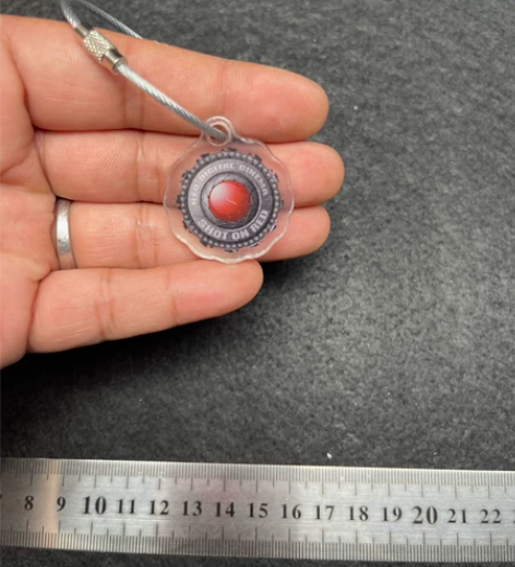 钥匙链！两面都有保护膜，看着的不是划痕，自...