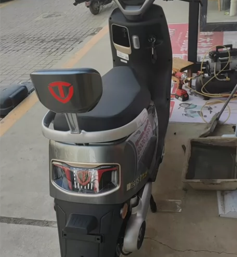 台铃夺冠 台铃最新款车型 飞机车把 旁边氛...